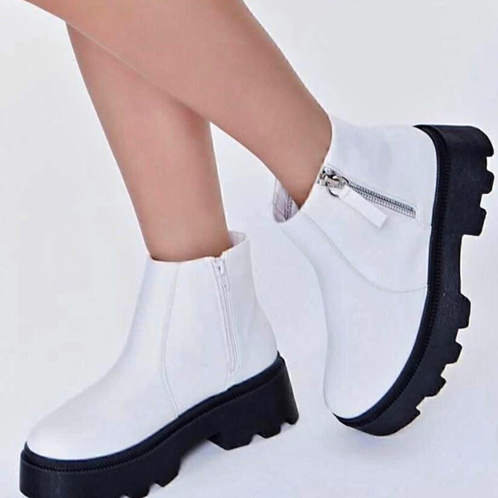 Forever 21 platform white boots size 7. Zipper on the side .